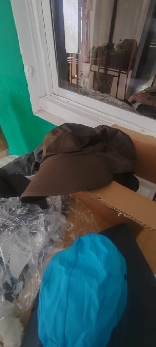 Sombrero marrón y de otros colores, de ala ancha