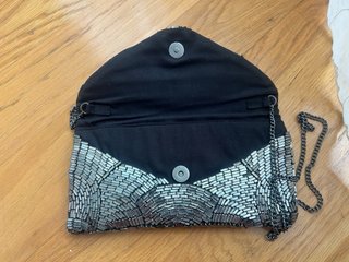 Bolso de fiesta plateado con cadena