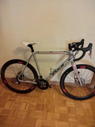 Bicicleta Fuji de carretera carbono alta gama