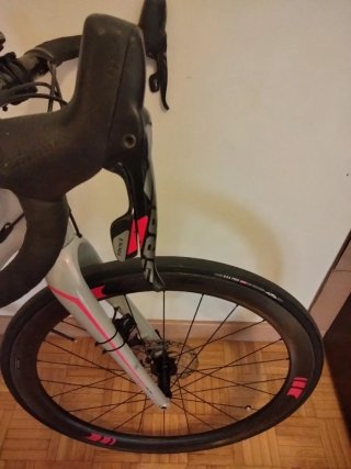 Bicicleta Fuji de carretera carbono alta gama