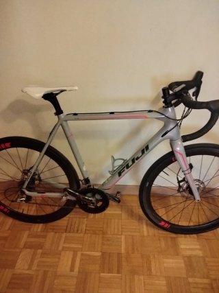 Bicicleta Fuji de carretera carbono alta gama