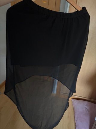 Falda negra asimétrica