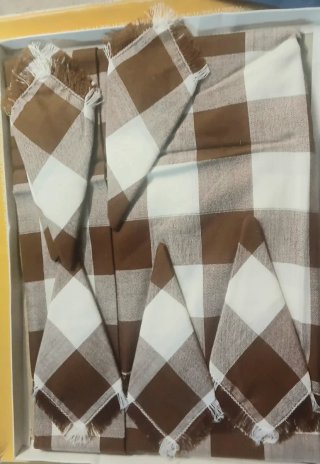 Mantel y servilletas cuadros marrones y blancos