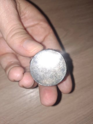 Cajita plateada con diseño azul