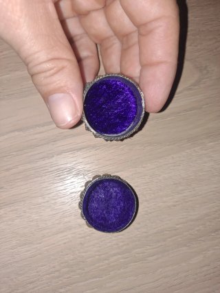 Cajita plateada con diseño azul