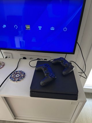 PS4 Slim 500GB + 2 Mandos + 11 Juegos