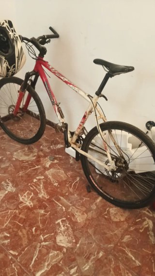 Bicicleta de montaña roja y blanca