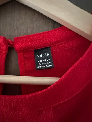 Vestido rojo con mangas abullonadas