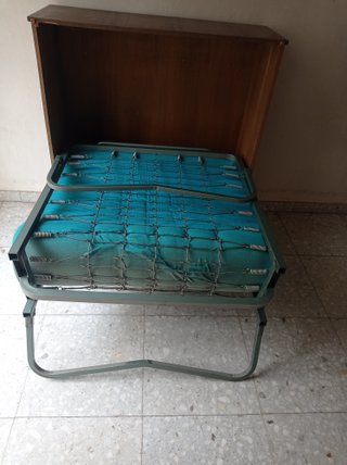 Mueble de madera marrón