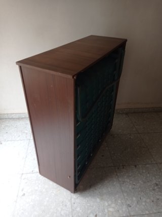 Mueble de madera marrón
