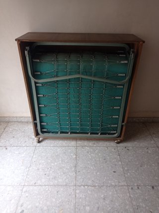 Mueble de madera marrón