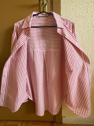Camisa de rayas rosa y blanca
