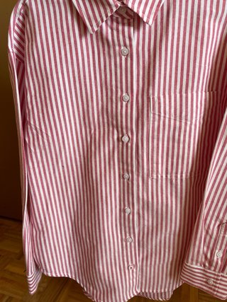 Camisa de rayas rosa y blanca