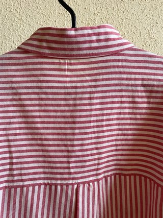 Camisa de rayas rosa y blanca