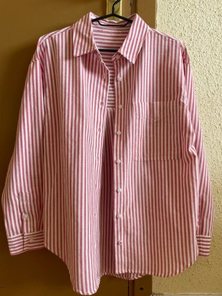Camisa de rayas rosa y blanca