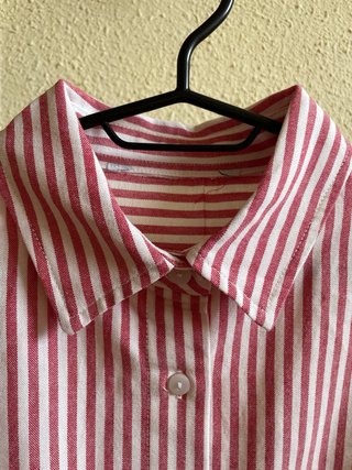 Camisa de rayas rosa y blanca
