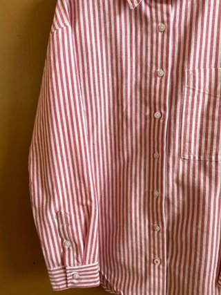Camisa de rayas rosa y blanca