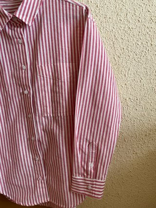 Camisa de rayas rosa y blanca