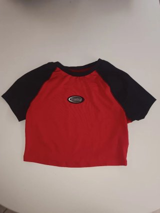 Crop top deportivo rojo y negro