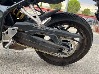 Honda CB650R Negra y Roja