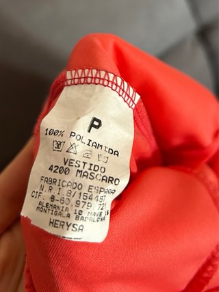 Vestido de encaje rosa salmón con volantes