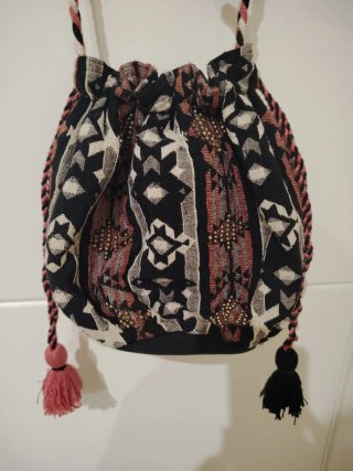 Bolso de tela con flecos