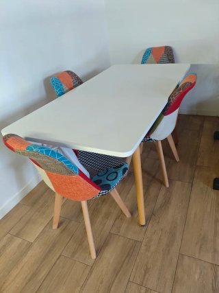 Mesa de comedor blanca, no incluye las sillas