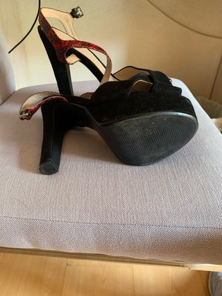 Sandalias de tacón negras y rojas