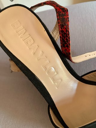 Sandalias de tacón negras y rojas