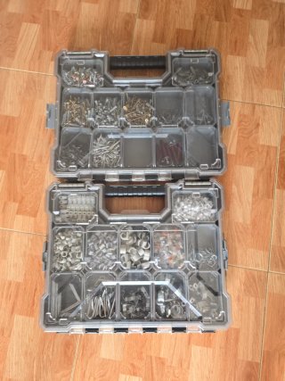 Caja organizadora con tornillos y herrajes