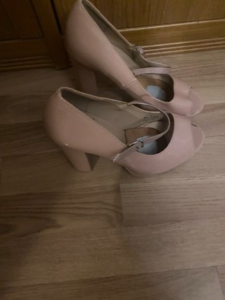Vestido lentejuelas y zapatos rosa