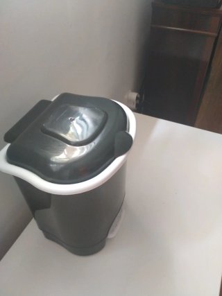 Cubo de basura con pedal gris