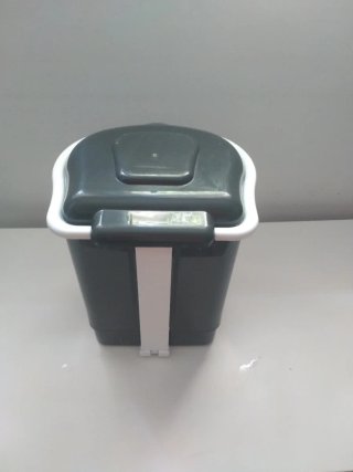 Cubo de basura con pedal gris