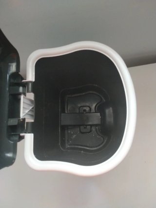 Cubo de basura con pedal gris