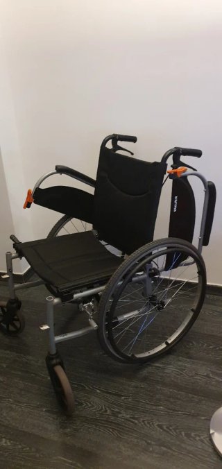 Silla de ruedas plegable. Karma