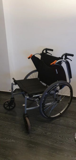 Silla de ruedas plegable. Karma