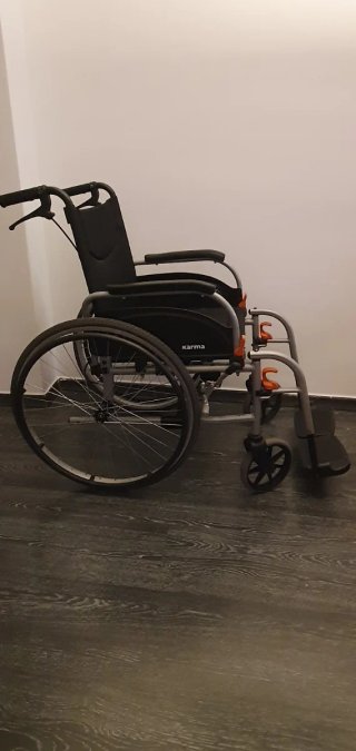 Silla de ruedas plegable. Karma