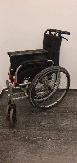 Silla de ruedas plegable. Karma