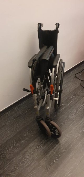 Silla de ruedas plegable. Karma