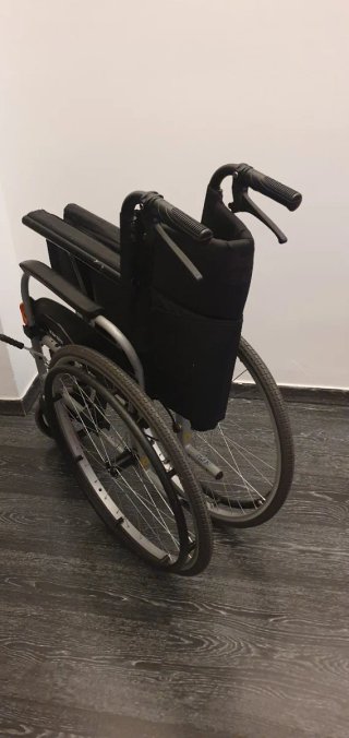 Silla de ruedas plegable. Karma