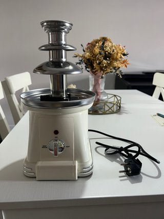 Fuente de chocolate color crema