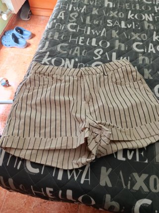 Pantalón corto Bershka rayas beige/negro T.42