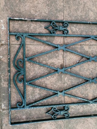 Reja antigua de forja decorativa