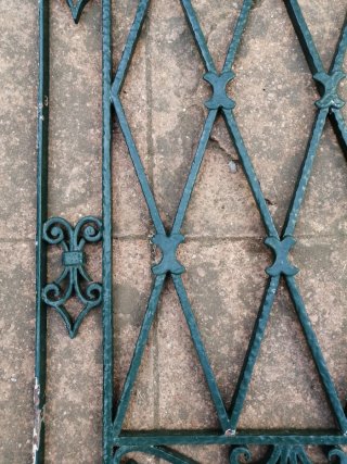 Reja antigua de forja decorativa