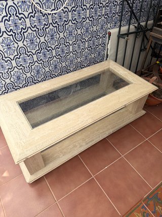 Mesa de centro de piedra y cristal