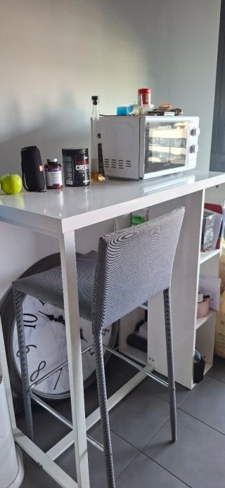 Mesa de cocina con taburete