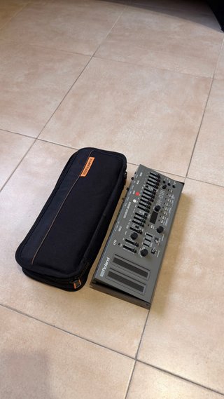 Sintetizador Roland SH-01A + Funda