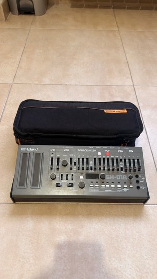 Sintetizador Roland SH-01A + Funda
