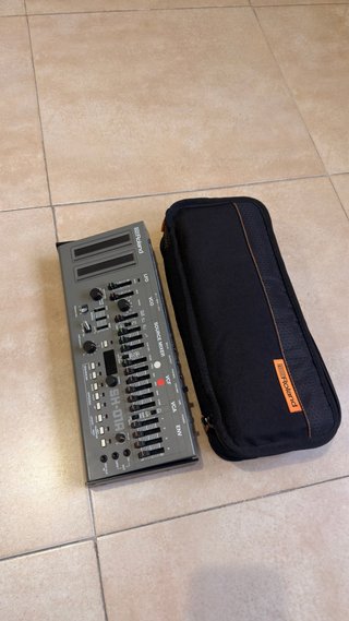 Sintetizador Roland SH-01A + Funda