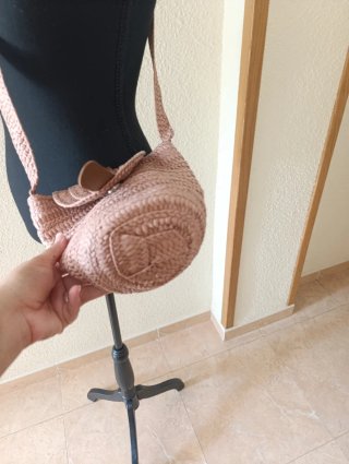 Bolso de rafia marrón y rosa